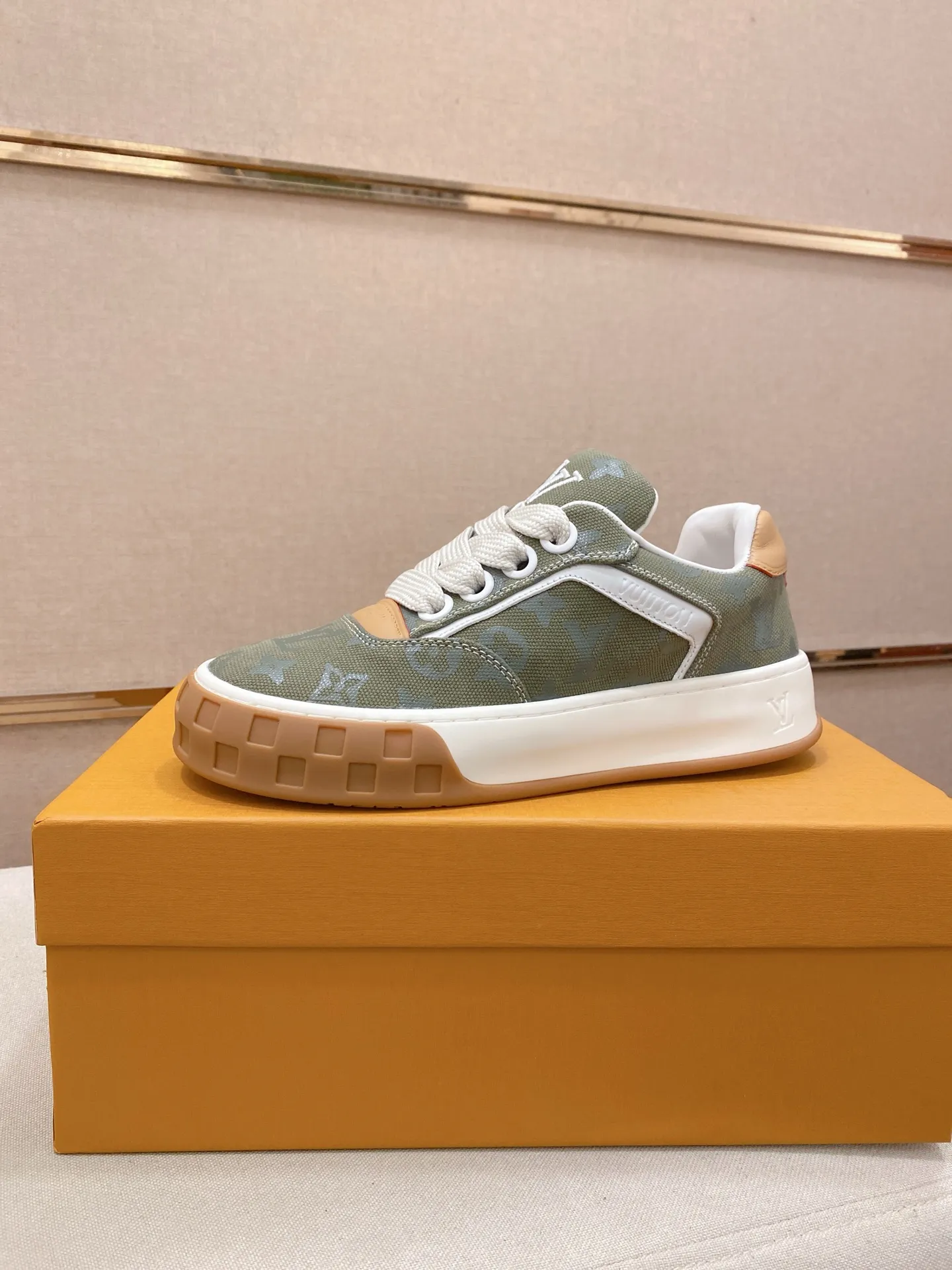 Factory price: 480💰 LV 🫏The colorful interpretation of BUTTERSOFT sneakers combines sheepskin, The colorful interpretation of LV BUTTERSOFT sneakers combines sheepskin and calfskin for a super soft feel. Designed by Pharrell Williams, this '60s-inspired shoe features a padded upper that's been crafted by Louis Vuitton craftsmen to further enhance the comfort of the leather. In addition to the LV initials, it features multiple signatures, including natural leather trim and an embossed pattern of Pharrell Williams and lobster on the side, referencing the Fall/Winter 2025 men’s show. A must-have artifact for fashionistas✅ Code number 38-44